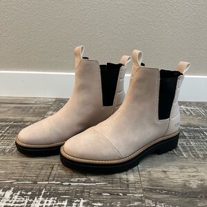 Like New - Toms Chelsea Boots